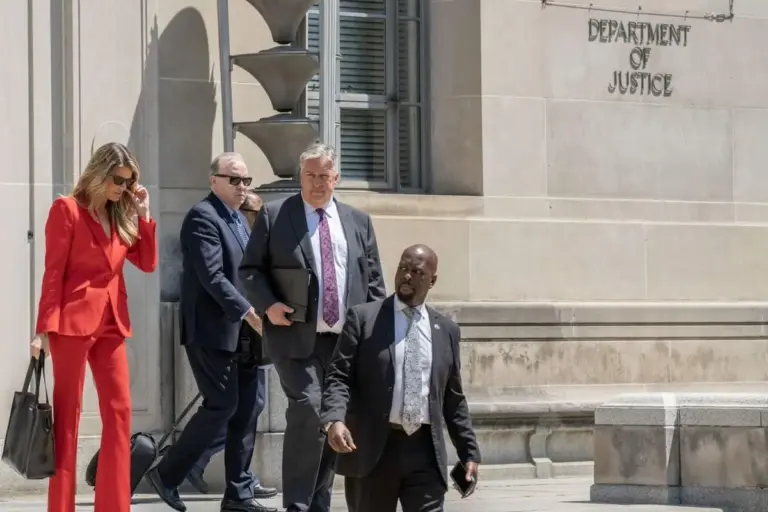 supreme court clears path for trump's doj to dismiss criminal case against steve bannon — US news